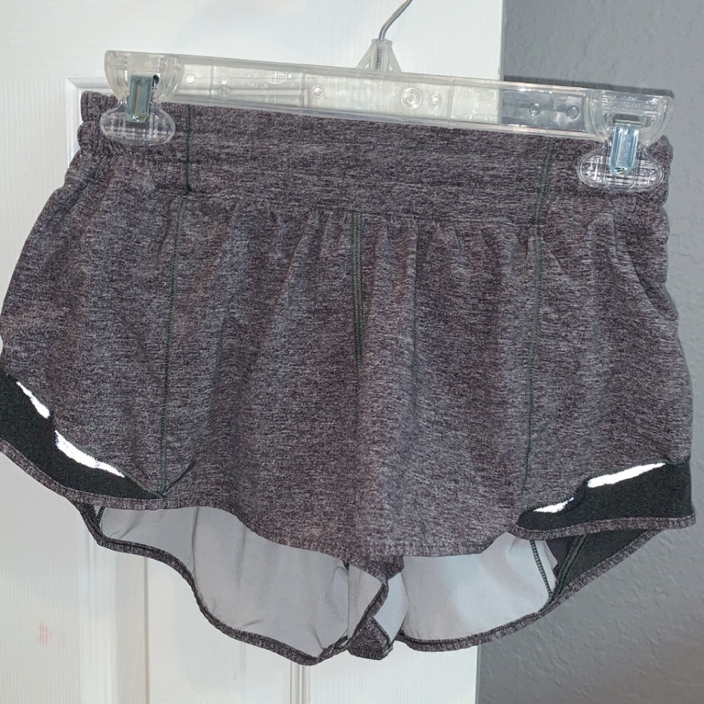 lululemon hotty hot 2.5 inch shorts